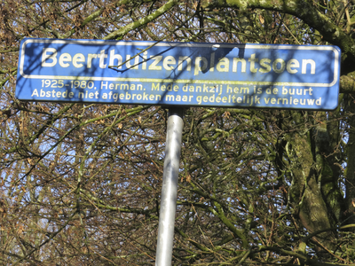 906845 Afbeelding van het straatnaambord 'Beerthuizenplantsoen', bij de Notebomenlaan te Utrecht. Onderschrift op het ...
